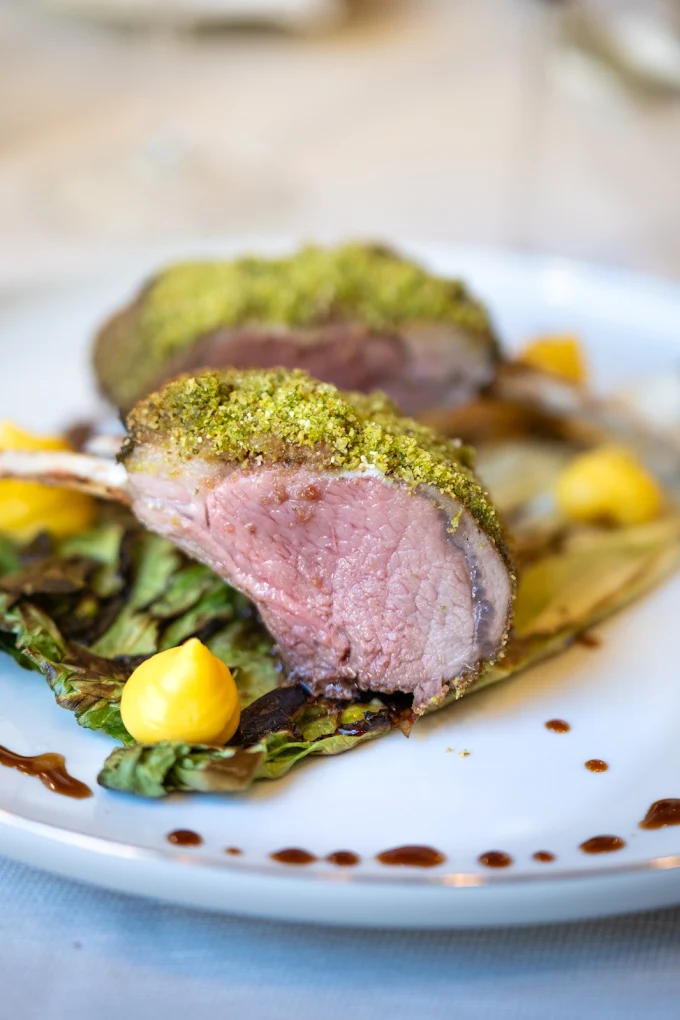 Carré d'agnello in crosta di pistacchio con verdure grigliate