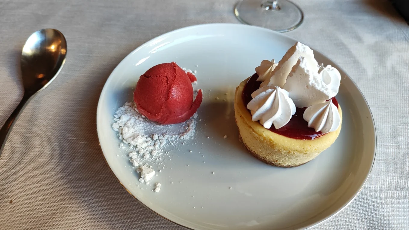 Cheesecake con meringhe e sorbetto ai frutti rossi
