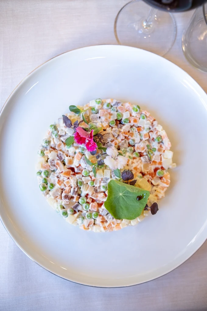 Insalata russa rivisitata con fiori edibili e germogli
