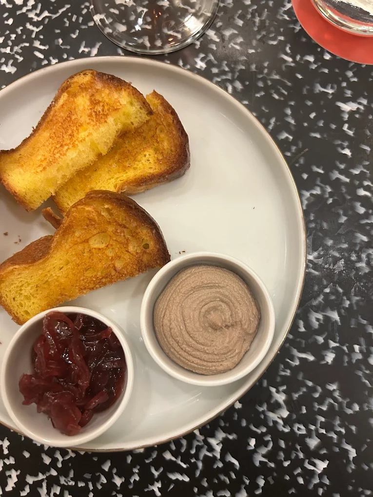 Terrina di fegatini caramellata con crostini di pan brioche e cipollina