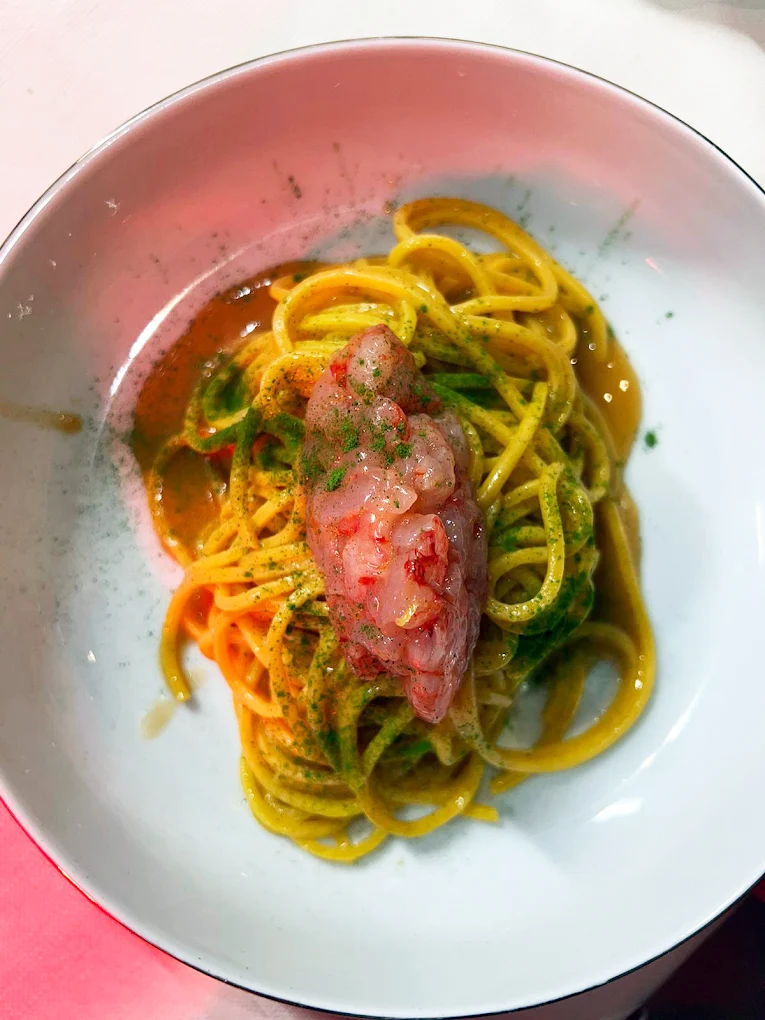 Spaghetti con tartare di gamberi crudi e pesto di erbe