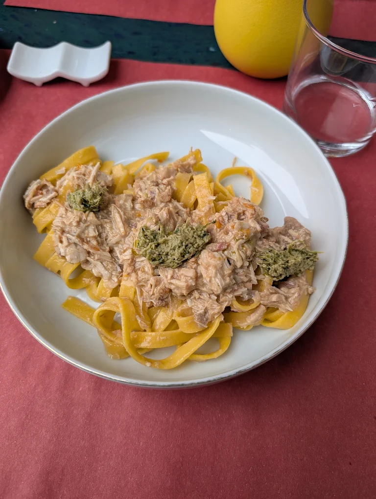 Tagliatelle fresche al ragù bianco con quenelle di pesto