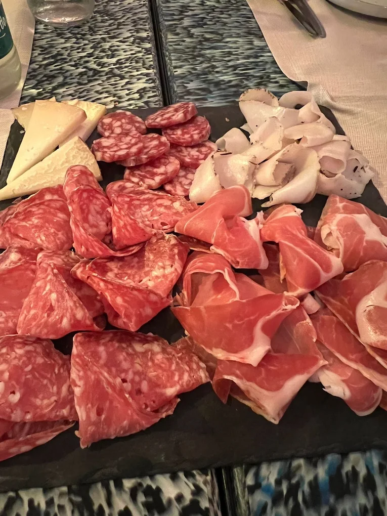 Tagliere di salumi e formaggi toscani con salame, prosciutto crudo e lardo